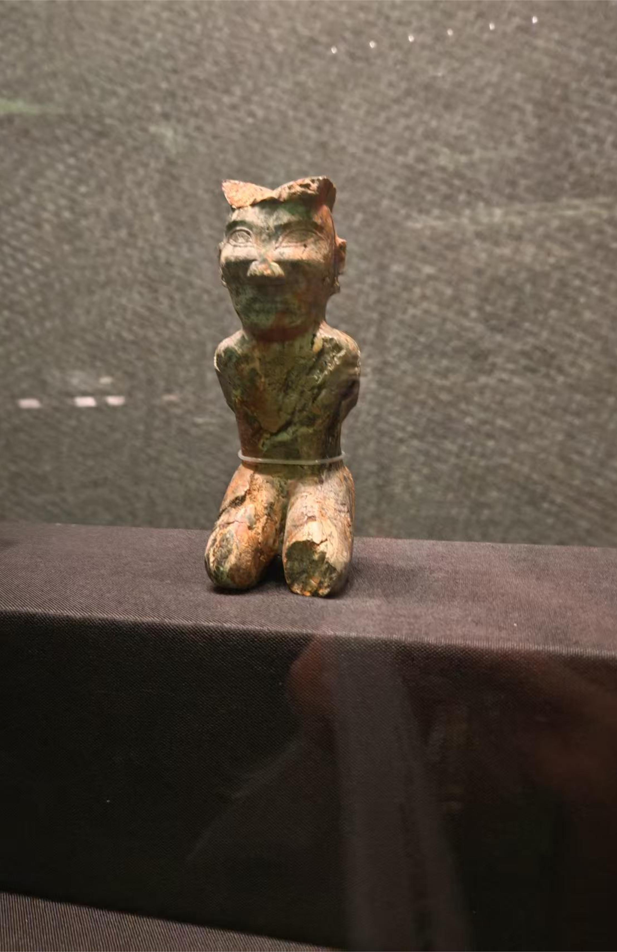 商周跪坐石人像